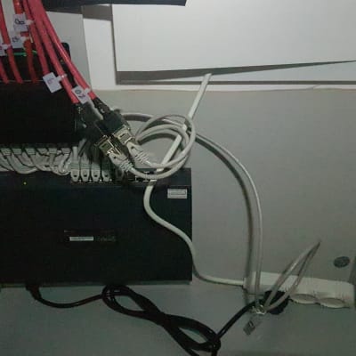 כבלים מחוברים למתג רשת בארון תקשורת