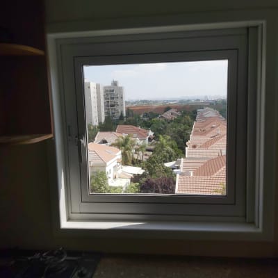 חלון זכוכית עם נוף עירוני ברקע