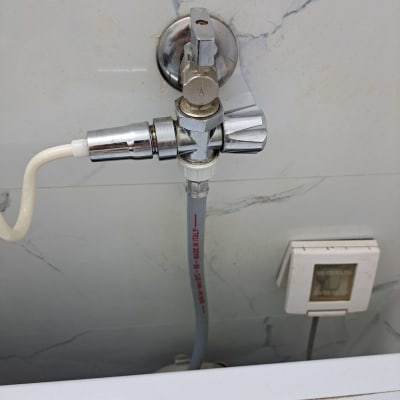 ברז מים עם צינור מחובר לקיר