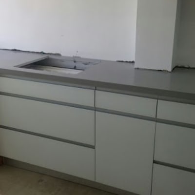 שיש אפור מותקן במטבח עם ארונות לבנים