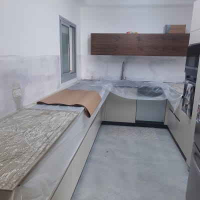 מטבח בשיפוץ עם כיסוי פלסטיק על השיש