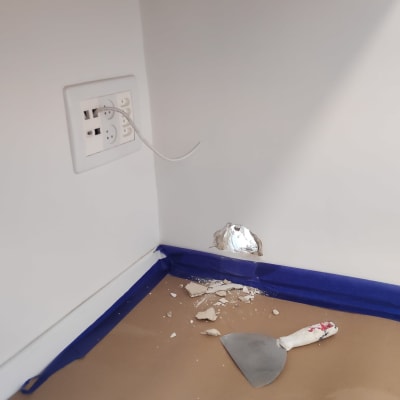 סכין שפכטל על רצפה עם נייר דבק כחול