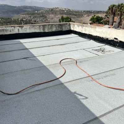 גג אטום ביריעות ביטומניות עם כבל חשמלי כתום