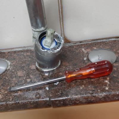 ברז שבור עם מברג על השיש