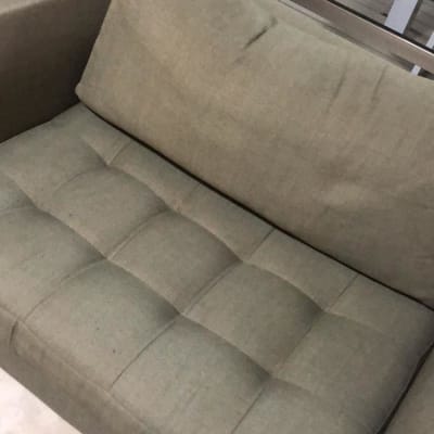 ספה ירוקה עם כריות מרופדות