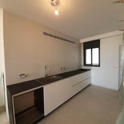 מטבח בשיפוץ עם כיור וברז מותקנים