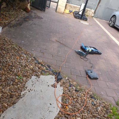 כלי עבודה של אינסטלטור עם כבל חשמלי על הקרקע