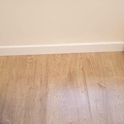 רצפת פרקט עץ עם פנל לבן