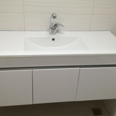 כיור לבן עם ברז כרום בחדר אמבטיה