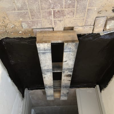 איטום קיר עם חומר שחור מתחת לרצפה