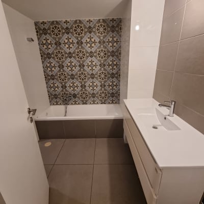 חדר אמבטיה עם כיור, אמבטיה ורצפה נקיים