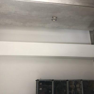 קיר גבס עם ארון ודלי צבע