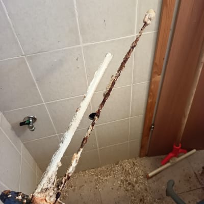 כלי עבודה עם צינור חלוד ומסור חשמלי