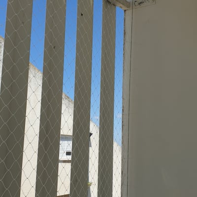 רשת למניעת כניסת יונים על מרפסת