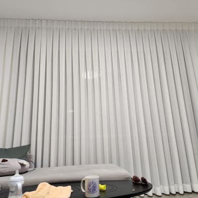 וילון לבן גדול עם קפלים עדינים