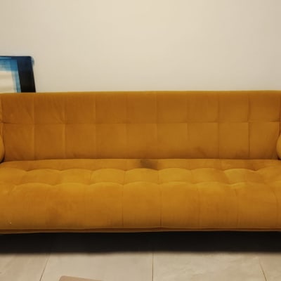 ספה צהובה עם כתמים על המושב