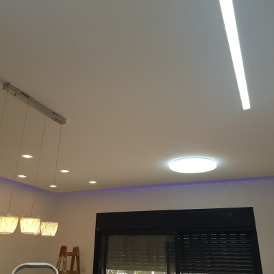 תקרה צפה עם מספר גופי תאורה