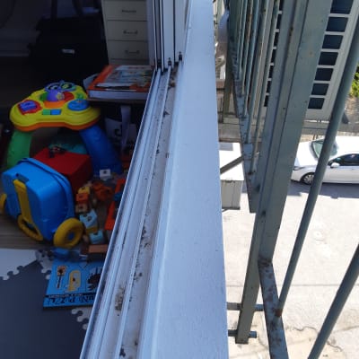 מסילה חלון עם לכלוך ואבק על אדן החלון