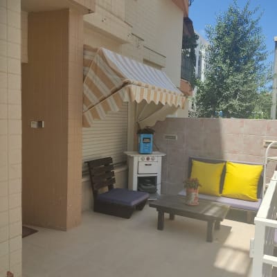 סוכך פסים לבן וכתום מותקן מעל חלון