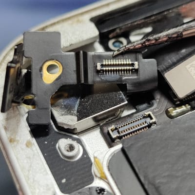 חלקים פנימיים של אייפון, כולל מחברים וכבלים