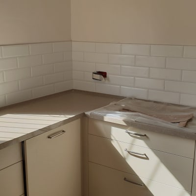 מטבח עם אריחים חדשים, כיור וברז מותקנים