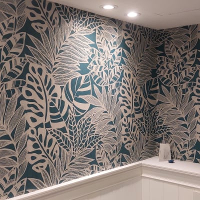 טפט עלים טרופיים בצבעים ירוק ולבן