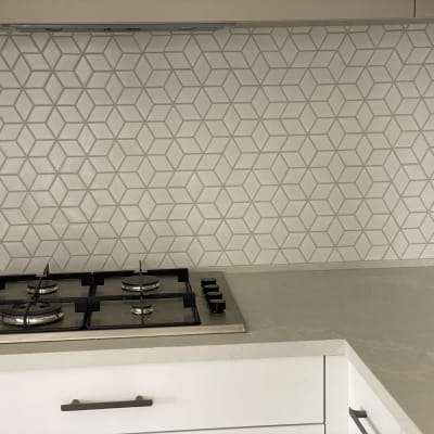 כיריים על משטח שיש עם חיפוי קיר חדש