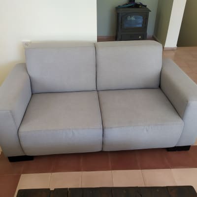 ספה אפורה נקייה עם ריפוד בד