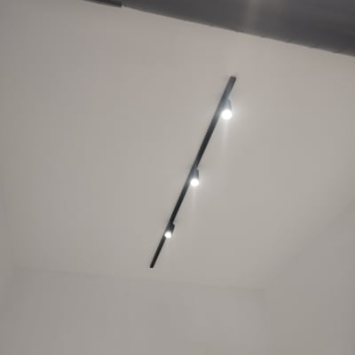 תאורת מסילה עם שלושה פנסים בתקרה לבנה