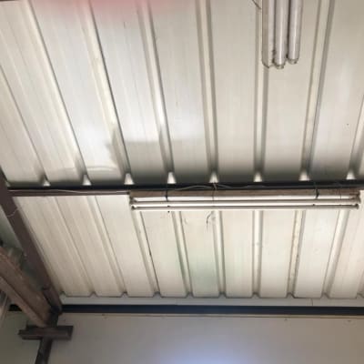 תקרת גג מתכת עם צינורות ותאורה