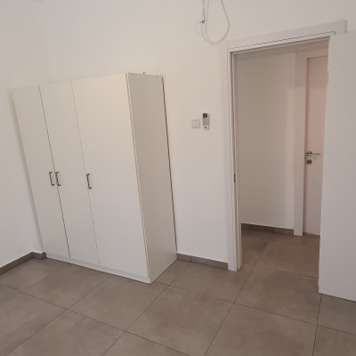 חדר ריק עם רצפה נקייה וארון לבן