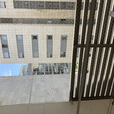 רשת מתכת למניעת כניסת יונים במרפסת