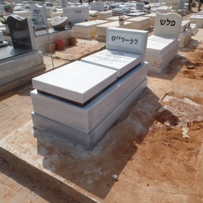 מצבות לבנות עם כיתוב בבית קברות