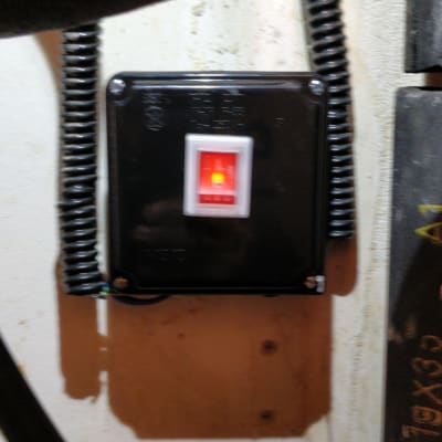 מתג חשמלי עם נורית חיווי אדומה דולקת