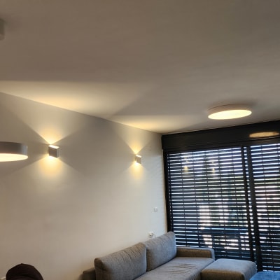 מנורות תקרה וקיר דולקות בחדר מגורים