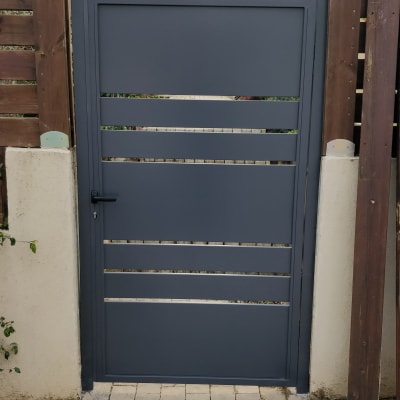 שער מתכת אפור עם פסים אופקיים