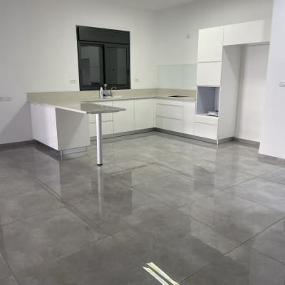 בקבוק סבון על השיש במטבח נקי ומבריק