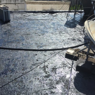 גג אטום בזפת עם כבלים וצלחת לוויין