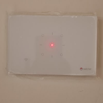 מתג חכם עם תאורה אדומה על קיר