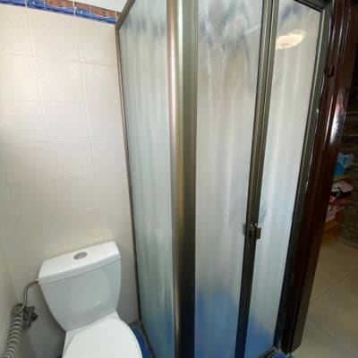 מקלחון עם דלתות זכוכית חלבית בחדר אמבטיה