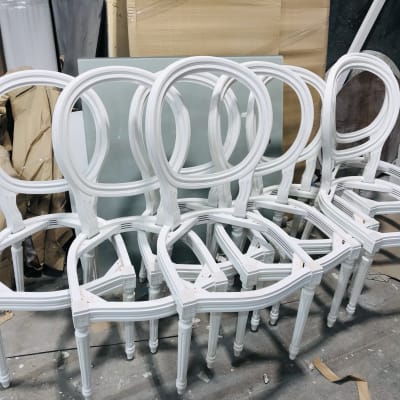 מסגרות כיסאות לבנות מונחות על רצפה