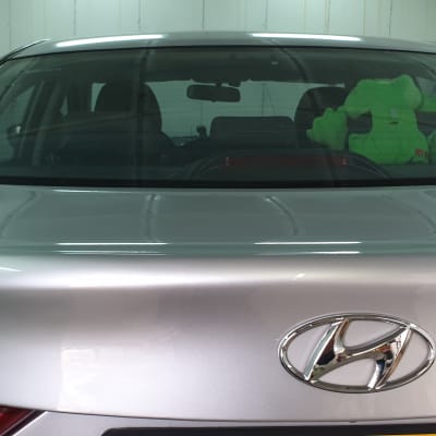 חלק אחורי של רכב יונדאי עם סמל i35