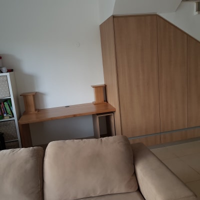 שולחן עץ עם מדפים ליד ארון מתחת למדרגות