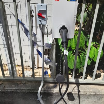 עמדת טעינה לרכב חשמלי עם כבל וחיבורים