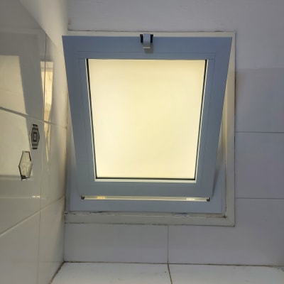 חלון אלומיניום קטן עם מסגרת לבנה