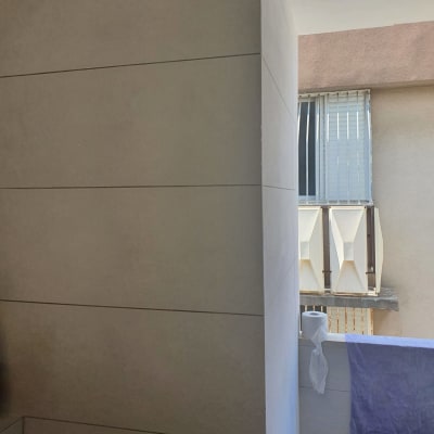 קיר מחופה בלוחות גבס עם גליל נייר טואלט