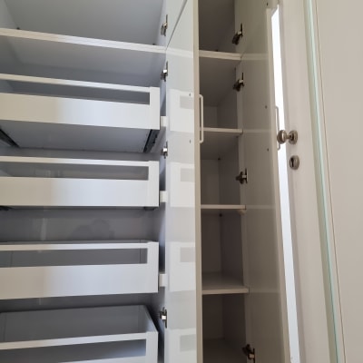 ארון פתוח עם מדפים ומגירות לבנות