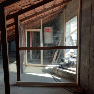 גג רעפים עם קורות עץ ורשת מתכת