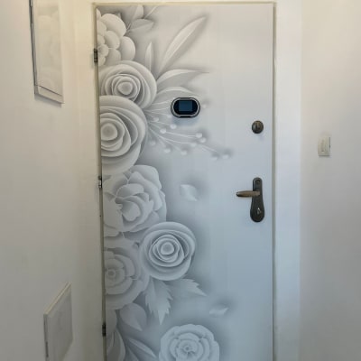 דלת עם ציפוי פרחים תלת מימדי אפור