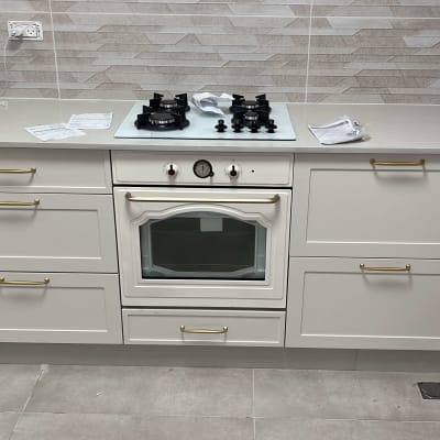 כיריים גז עם ארבעה מבערים על משטח מטבח